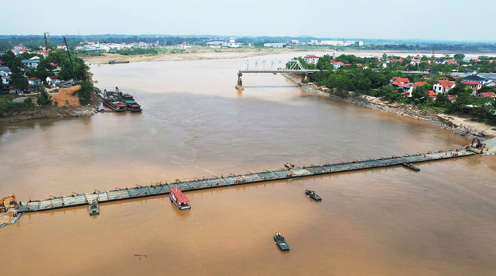 Cầu phao Phong Châu hoạt động trở lại-1