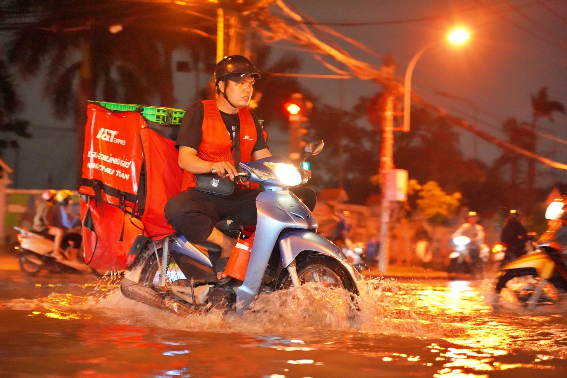 TP.HCM: Triều cường đạt đỉnh, loạt xe ngập nước chết máy trên đường-4