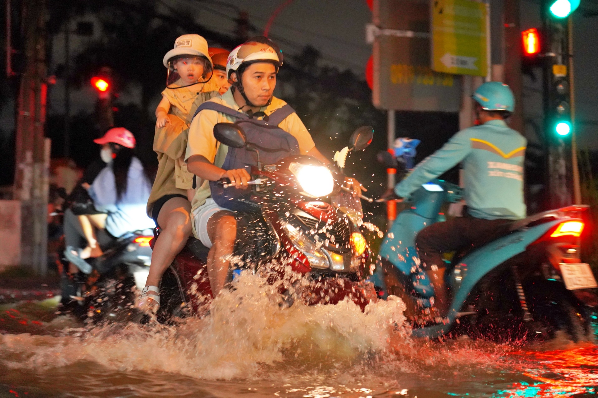 TP.HCM: Triều cường đạt đỉnh, loạt xe ngập nước chết máy trên đường-7