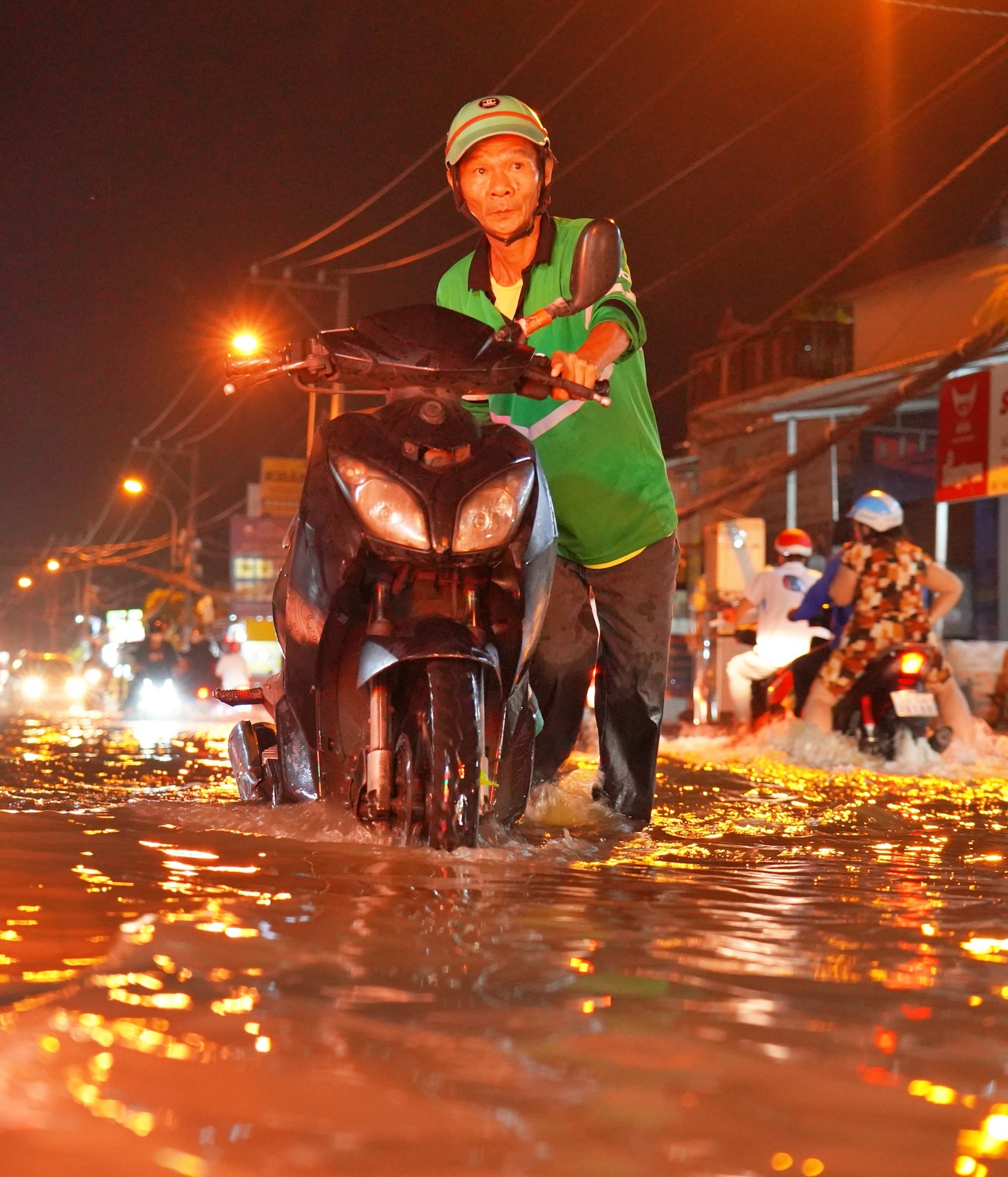 TP.HCM: Triều cường đạt đỉnh, loạt xe ngập nước chết máy trên đường-9