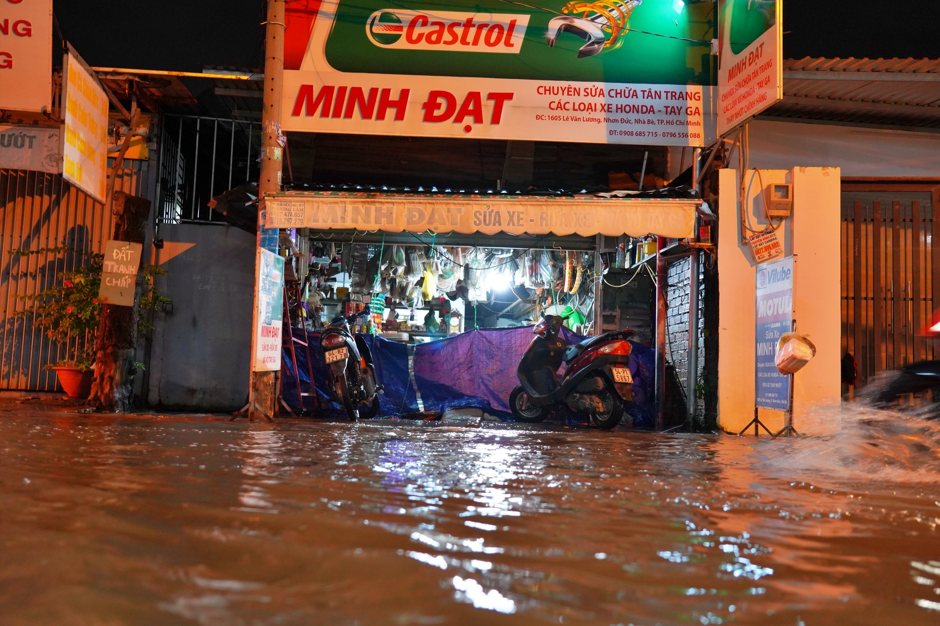 TP.HCM: Triều cường đạt đỉnh, loạt xe ngập nước chết máy trên đường-13