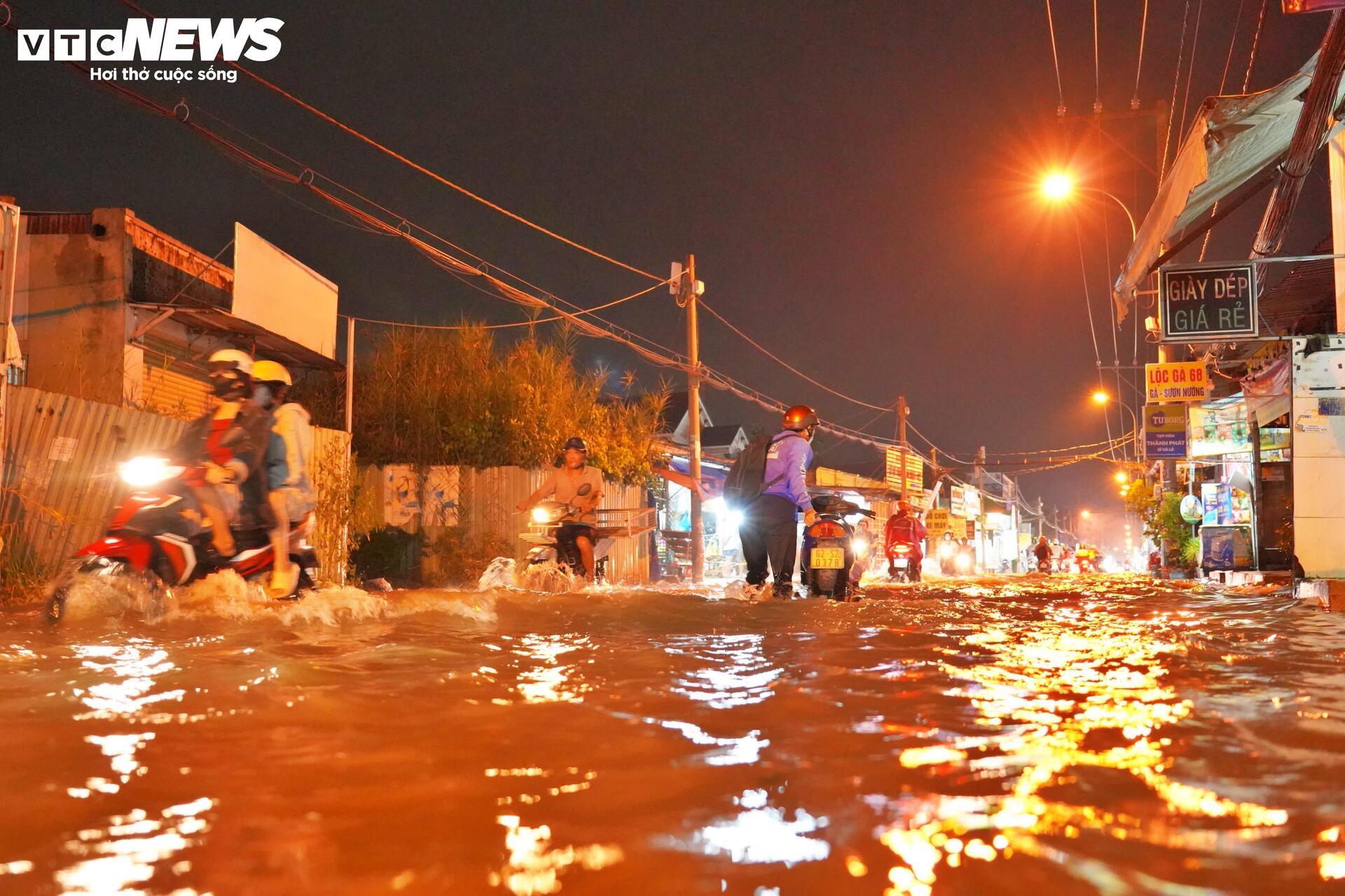 TP.HCM: Triều cường đạt đỉnh, loạt xe ngập nước chết máy trên đường-1