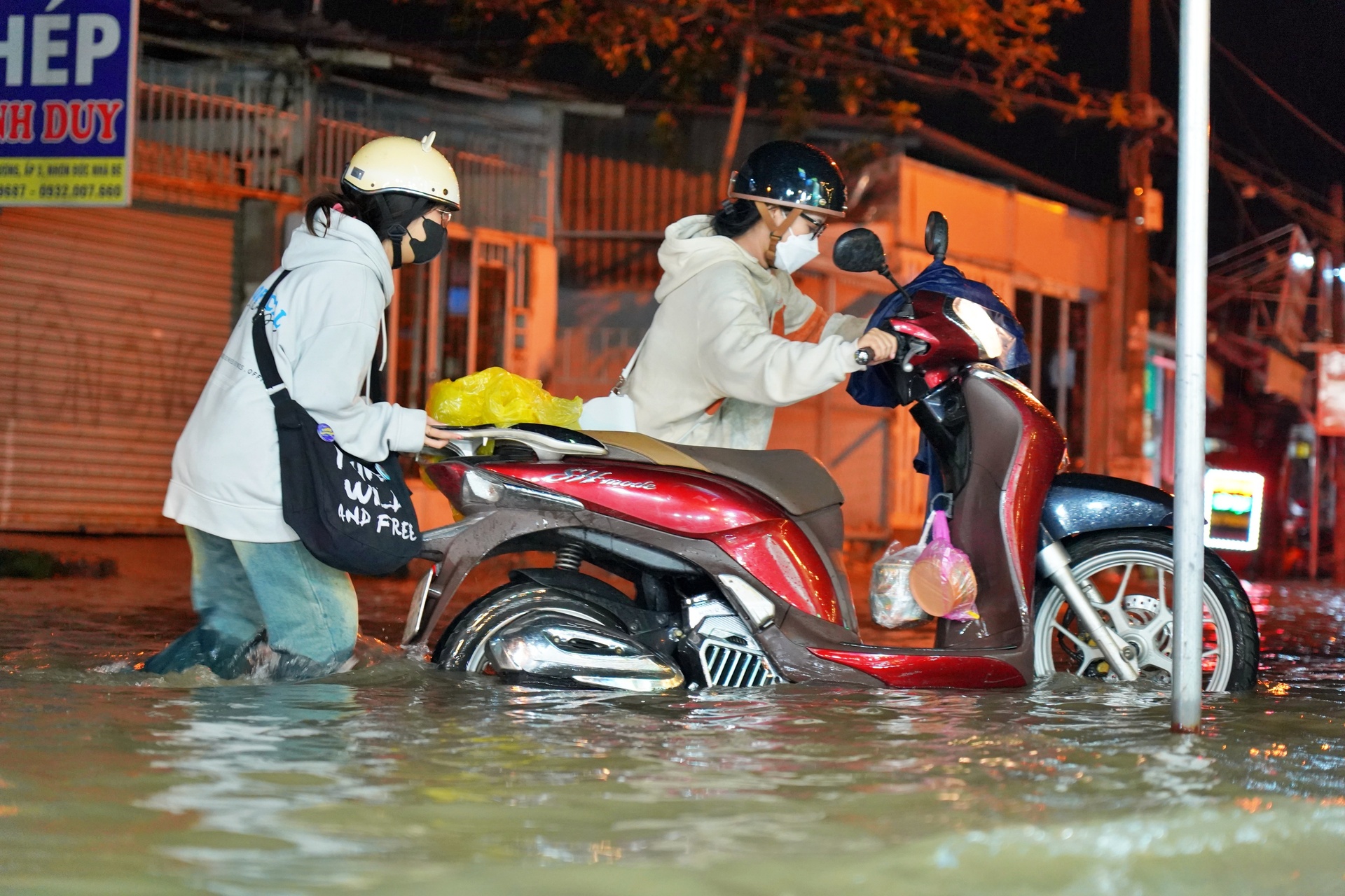 TP.HCM: Triều cường đạt đỉnh, loạt xe ngập nước chết máy trên đường-10