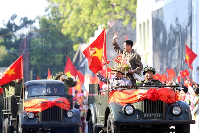 Hà Nội kỷ niệm 70 năm Giải phóng Thủ đô: Giới trẻ hẹn nhau xuống phố check-in-7