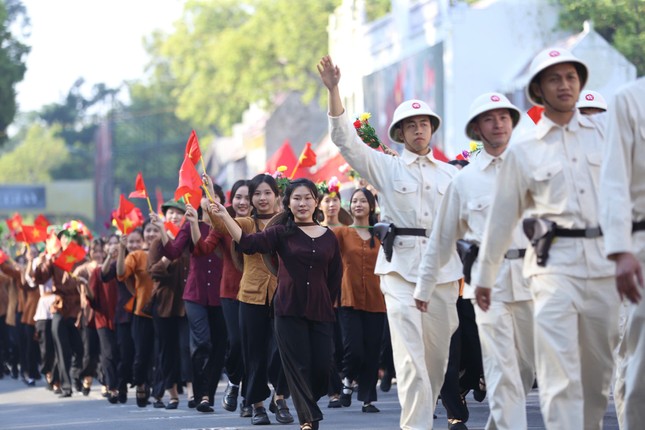 Hà Nội kỷ niệm 70 năm Giải phóng Thủ đô: Giới trẻ hẹn nhau xuống phố check-in-6