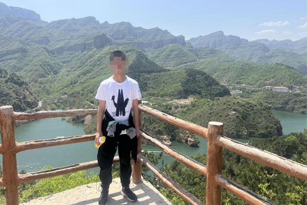 Chàng cảnh sát nhân hậu đóng vai con trai quá cố của cặp vợ chồng xa lạ 11 năm-4