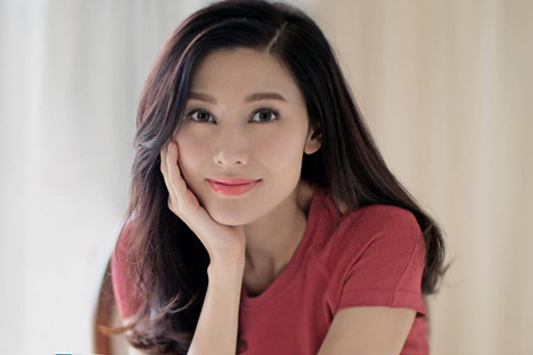 &amp;apos;Hoa hậu đẹp nhất Hong Kong&amp;apos; rời showbiz làm dâu hào môn, U60 vẫn đẹp gợi cảm插图4