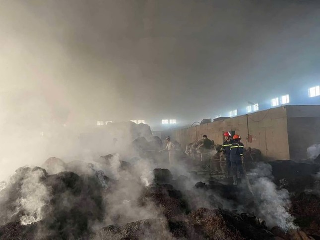 Cháy lớn tại nhà máy chè ở Yên Bái-1