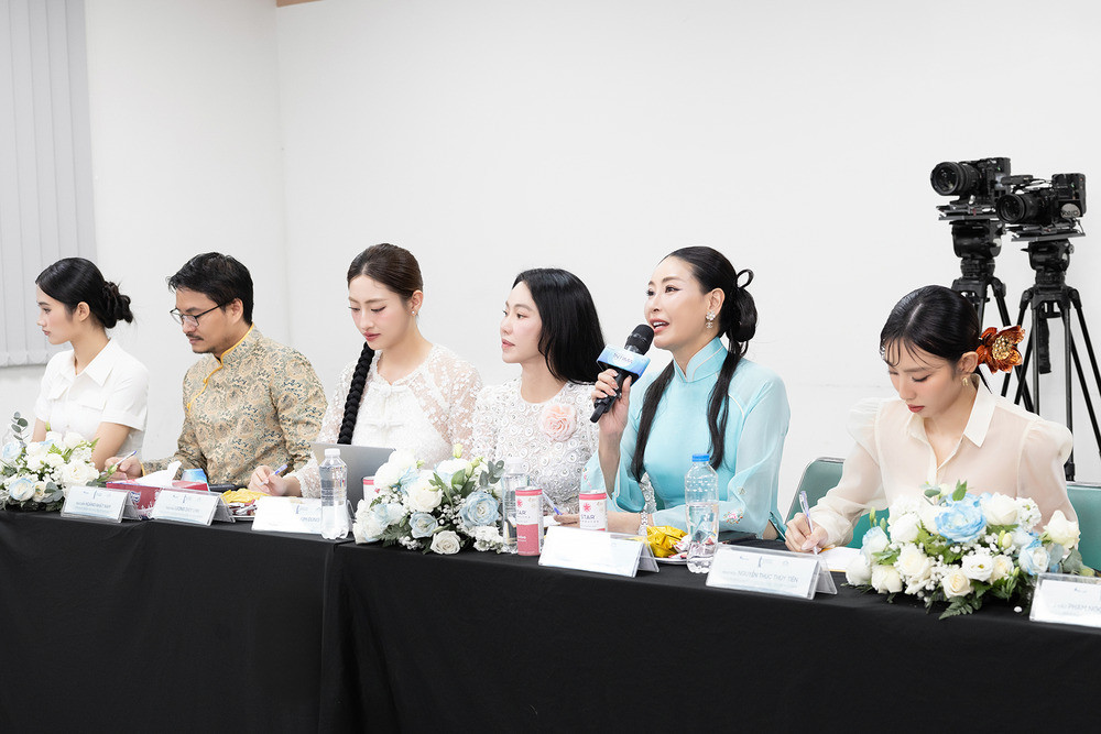 Hoa hậu Ý Nhi bất ngờ xuất hiện tại sự kiện-1