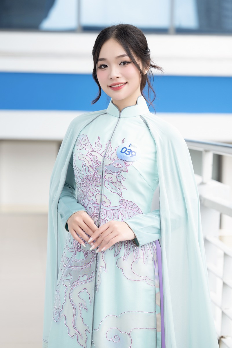 Hoa hậu Ý Nhi bất ngờ xuất hiện tại sự kiện-5