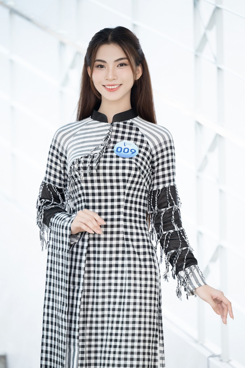 Hoa hậu Ý Nhi bất ngờ xuất hiện tại sự kiện-9