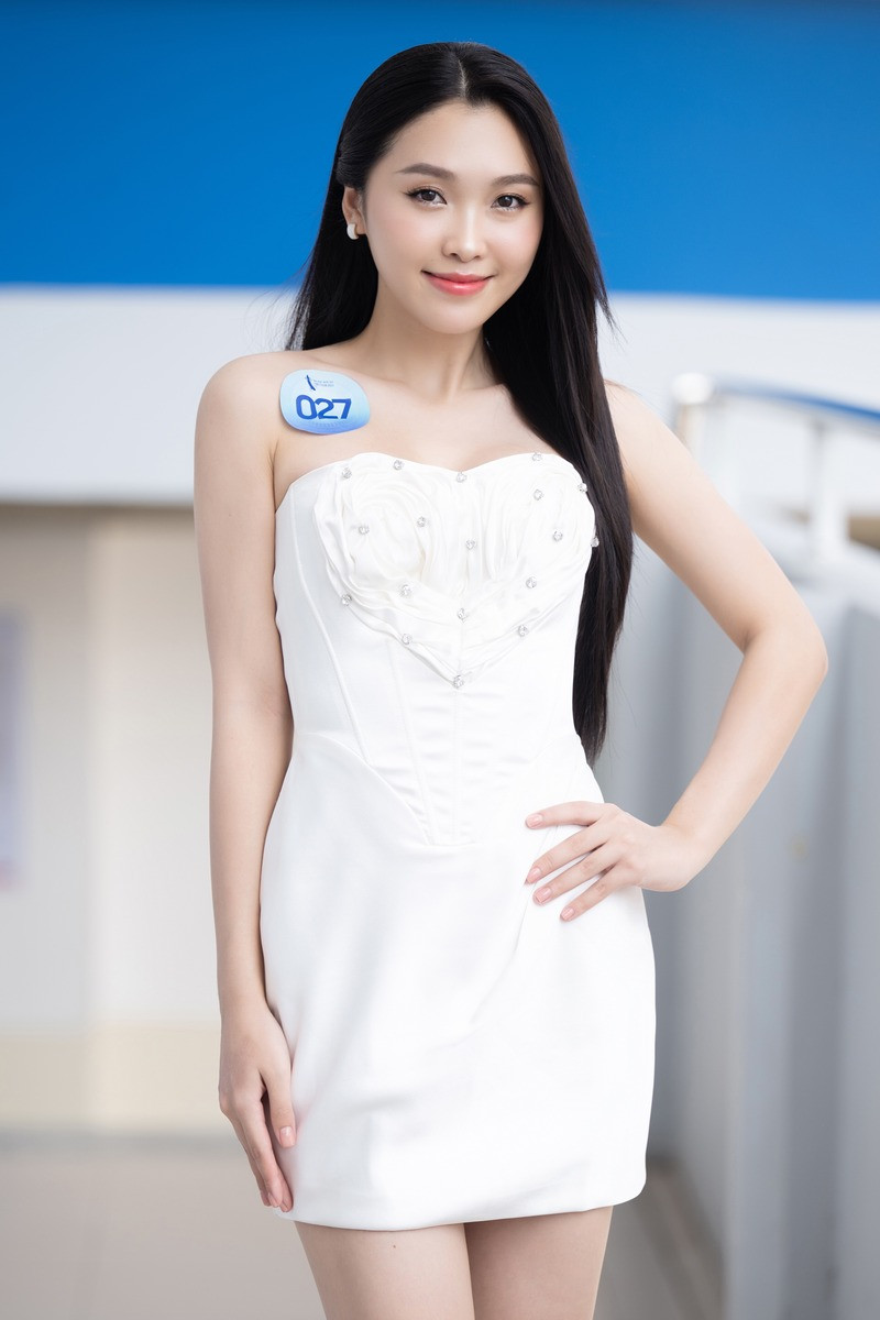 Hoa hậu Ý Nhi bất ngờ xuất hiện tại sự kiện-10