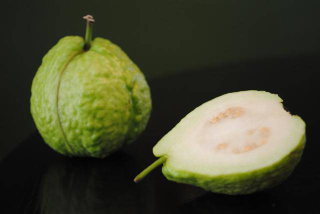 Cách chọn ổi ngon giòn, ngọt lịm qua các dấu hiệu đơn giản-1