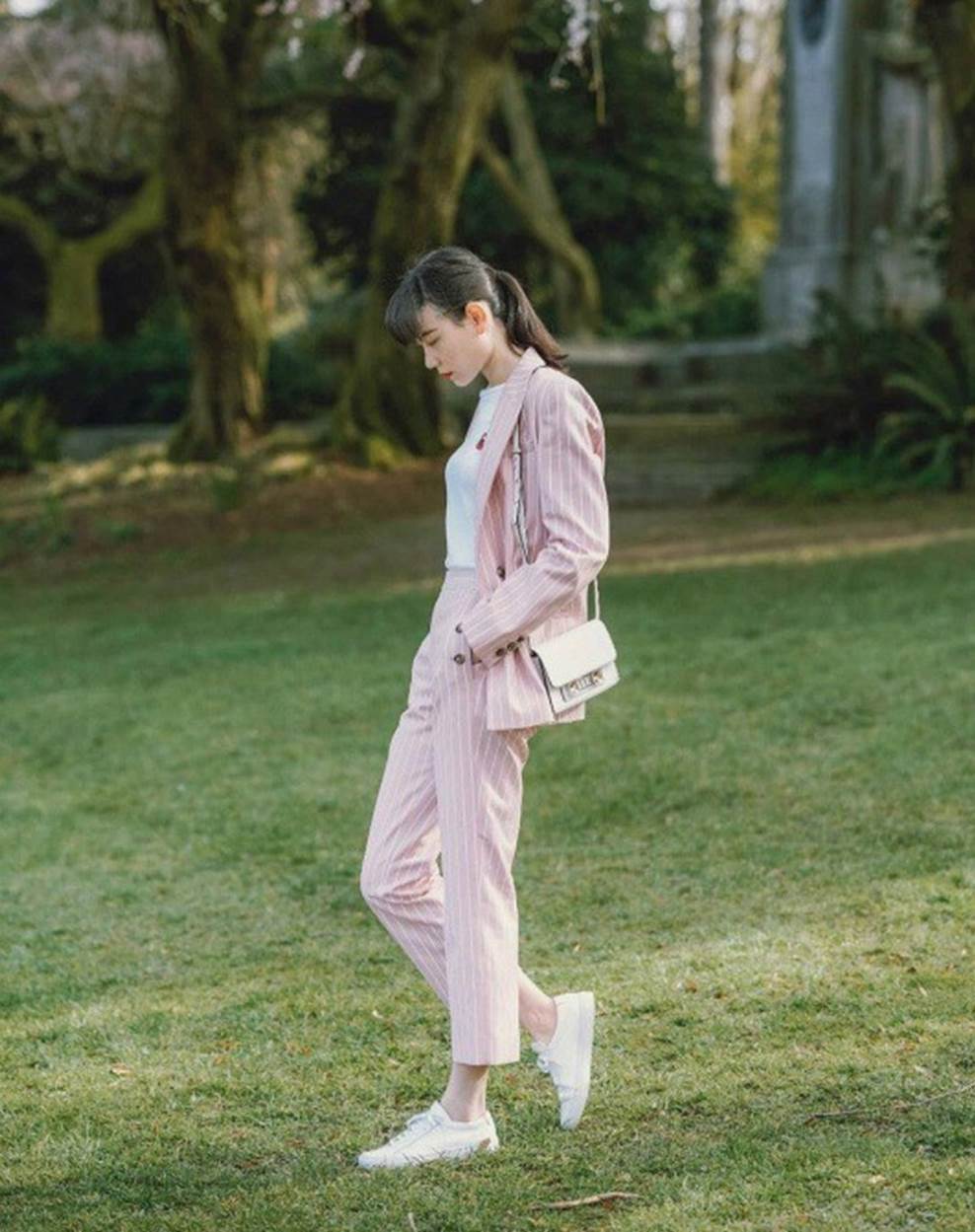 Biến hóa cùng trang phục họa tiết kẻ sọc trong những ngày thu-9