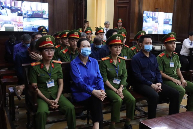 Bà Trương Mỹ Lan cùng cháu gái, em dâu bật khóc nhận tội-1