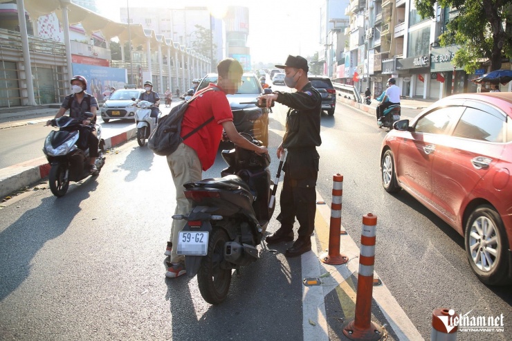 Học sinh đi xe 125 phân khối đến trường, thấy CSGT quay đầu bỏ chạy-1