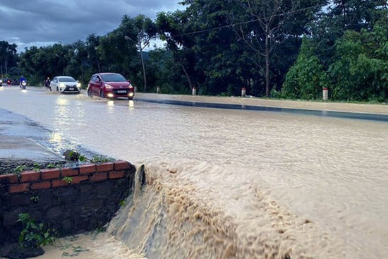 Mưa lớn gây ngập ở Lâm Đồng, nhiều người dân bị cô lập