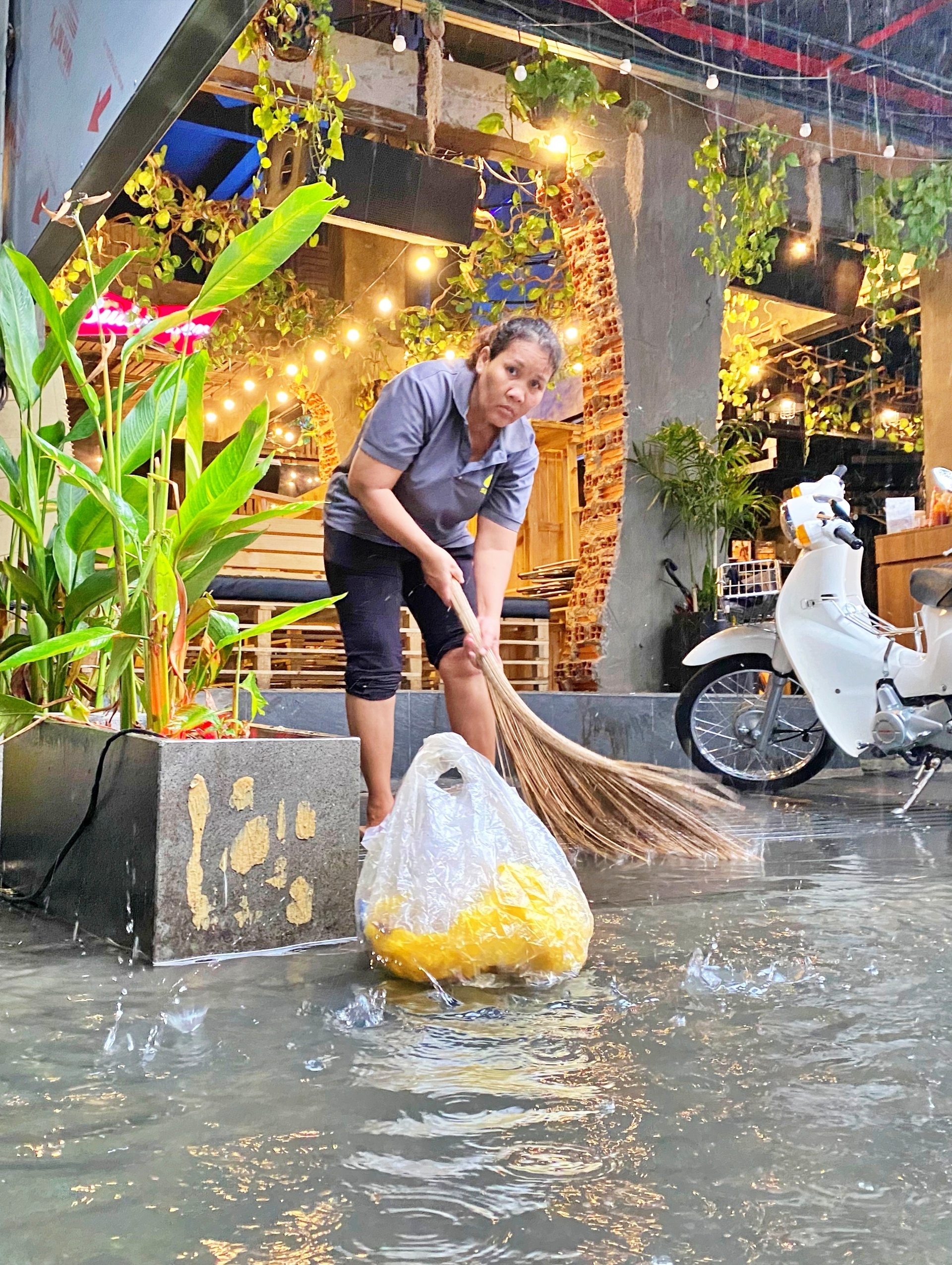 Mưa lớn nhiều giờ, phố Tây Bùi Viện biến thành sông-8