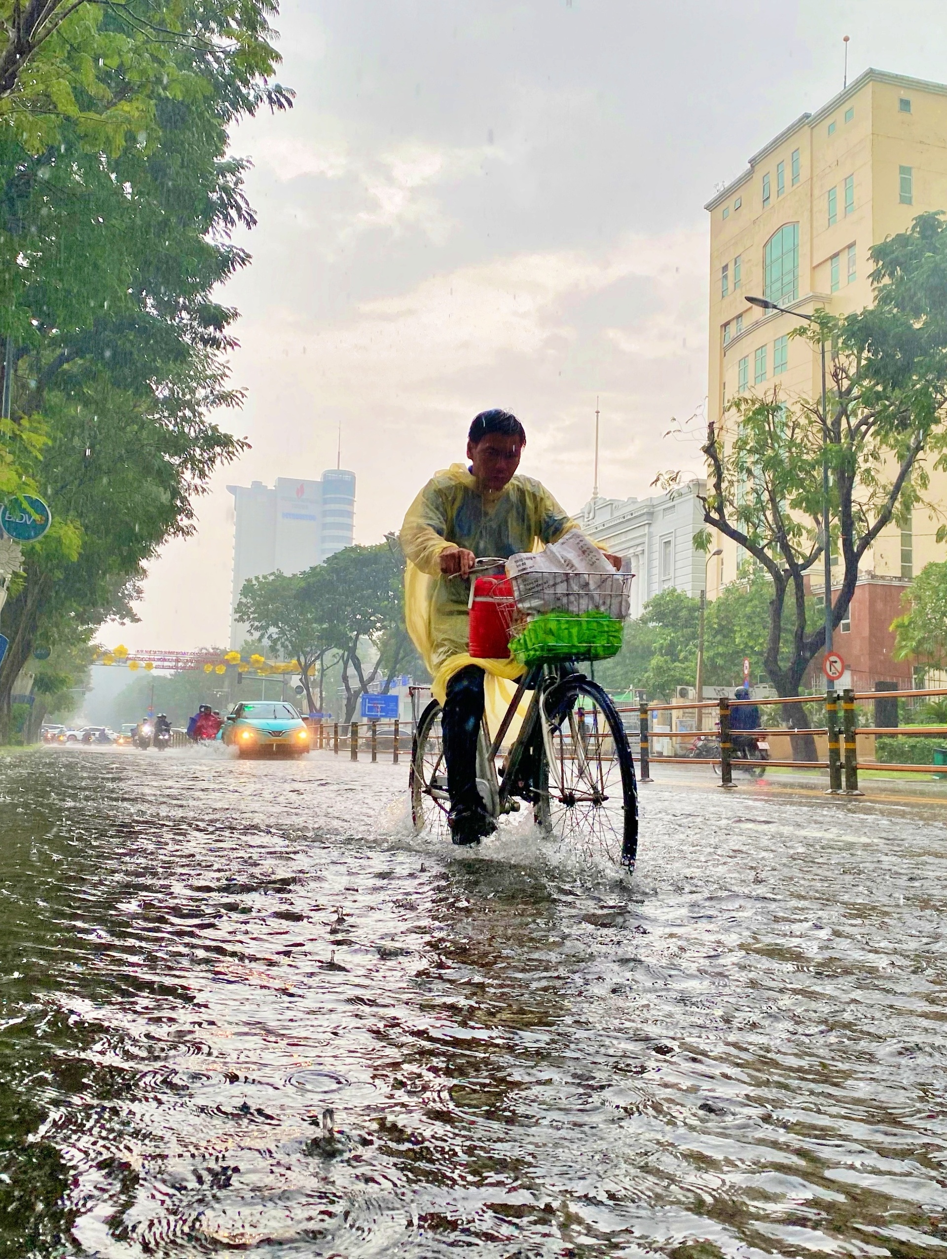 Mưa lớn nhiều giờ, phố Tây Bùi Viện biến thành sông-13