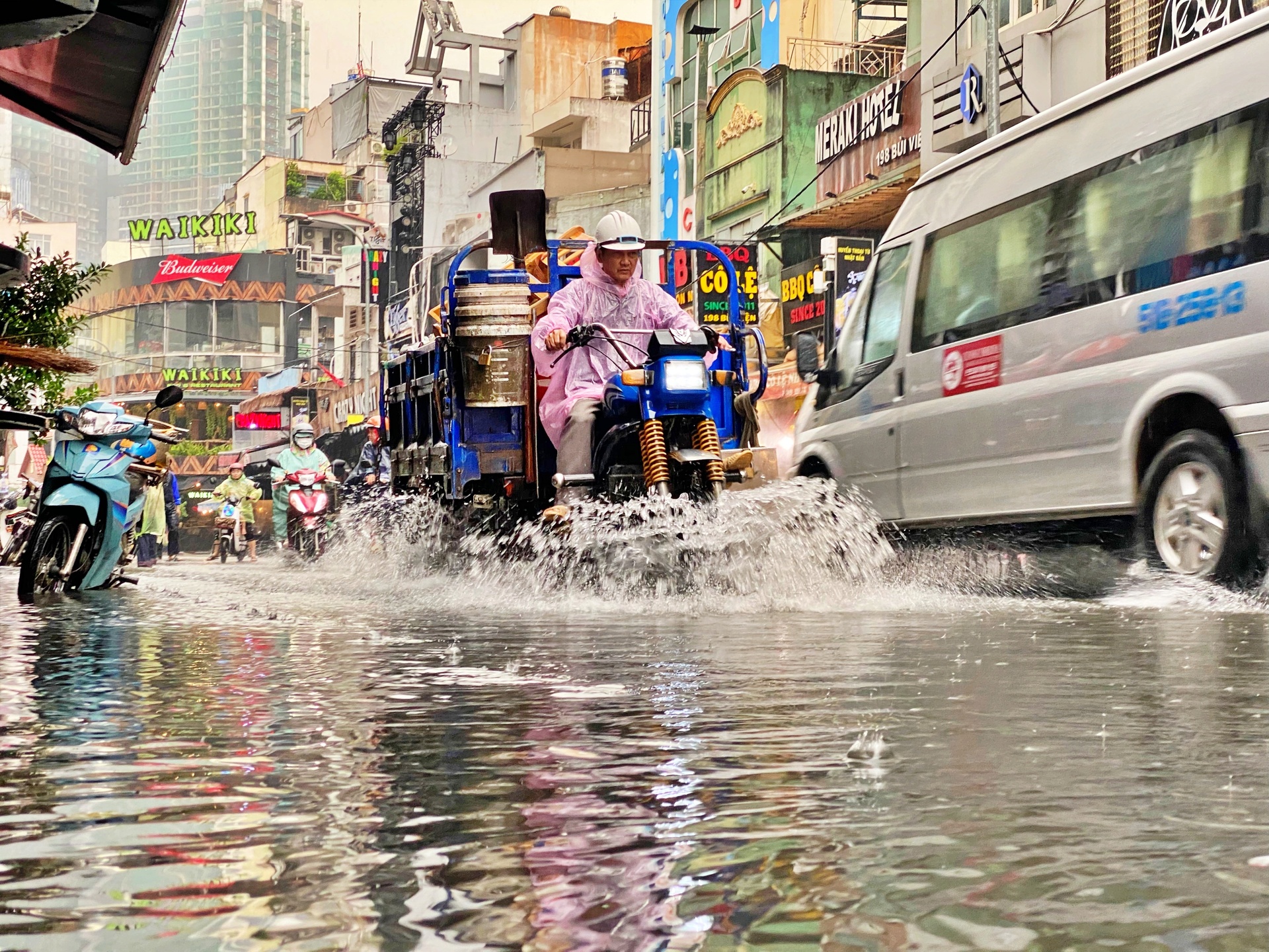 Mưa lớn nhiều giờ, phố Tây Bùi Viện biến thành sông-3