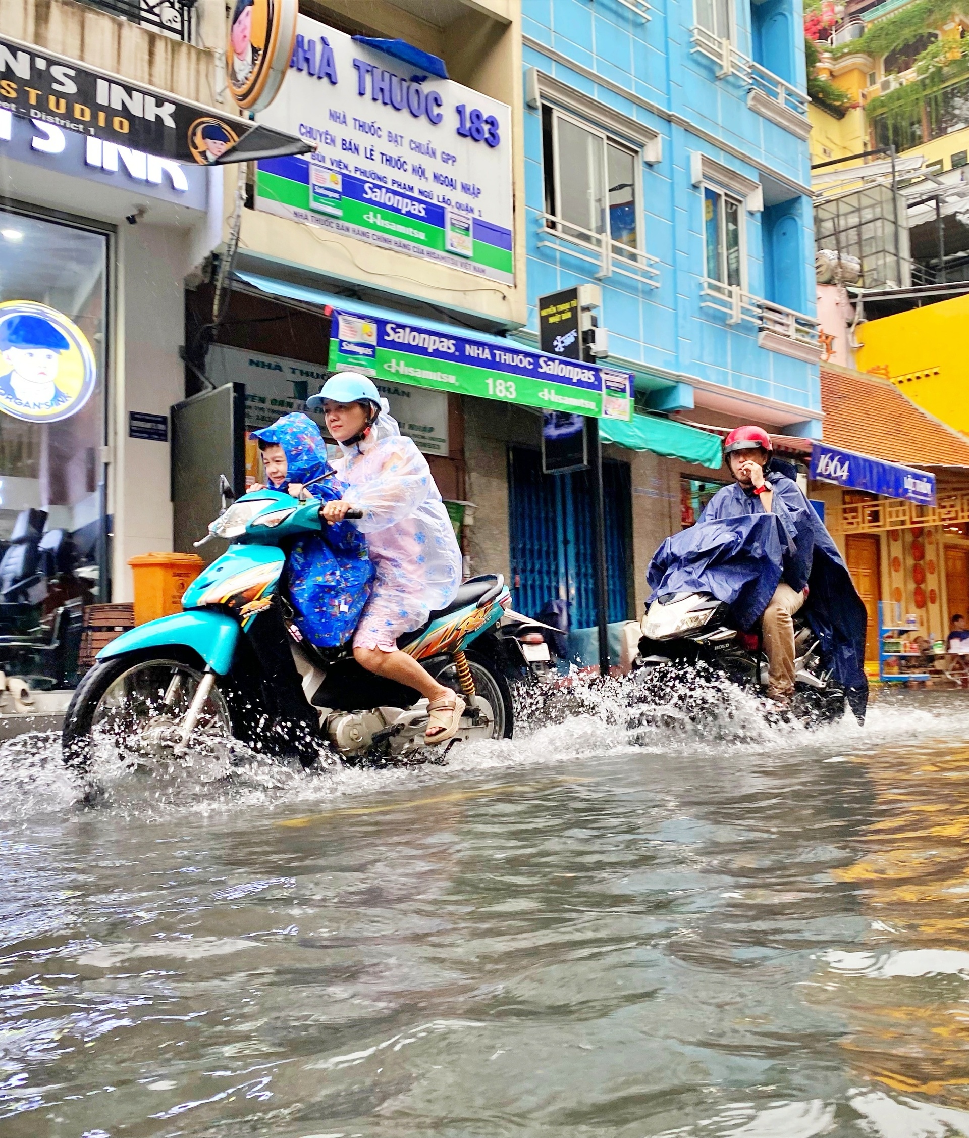 Mưa lớn nhiều giờ, phố Tây Bùi Viện biến thành sông-5