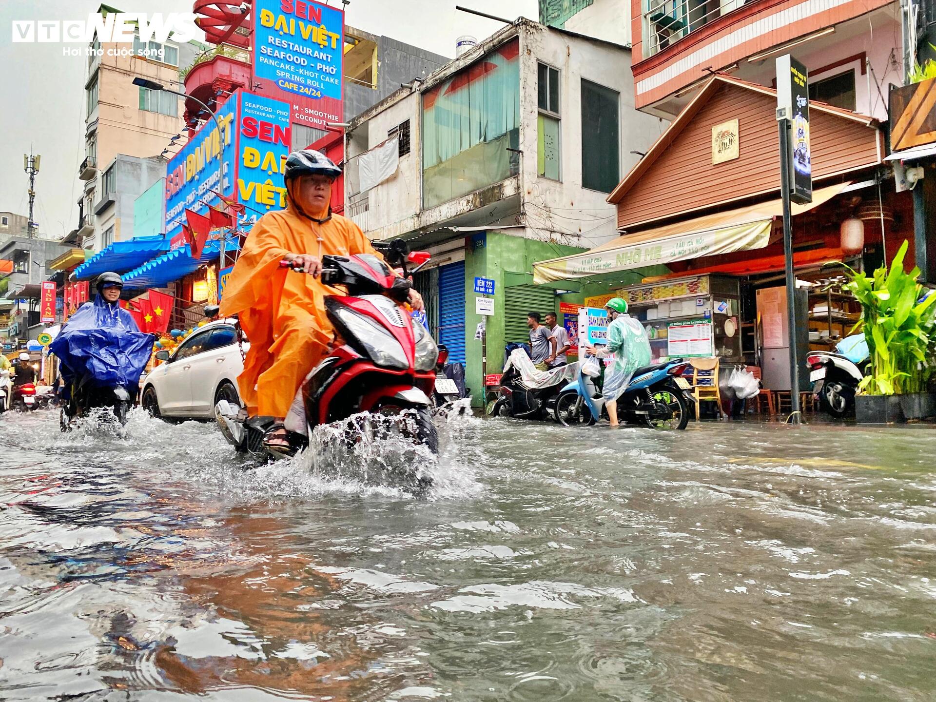 Mưa lớn nhiều giờ, phố Tây Bùi Viện biến thành sông-2