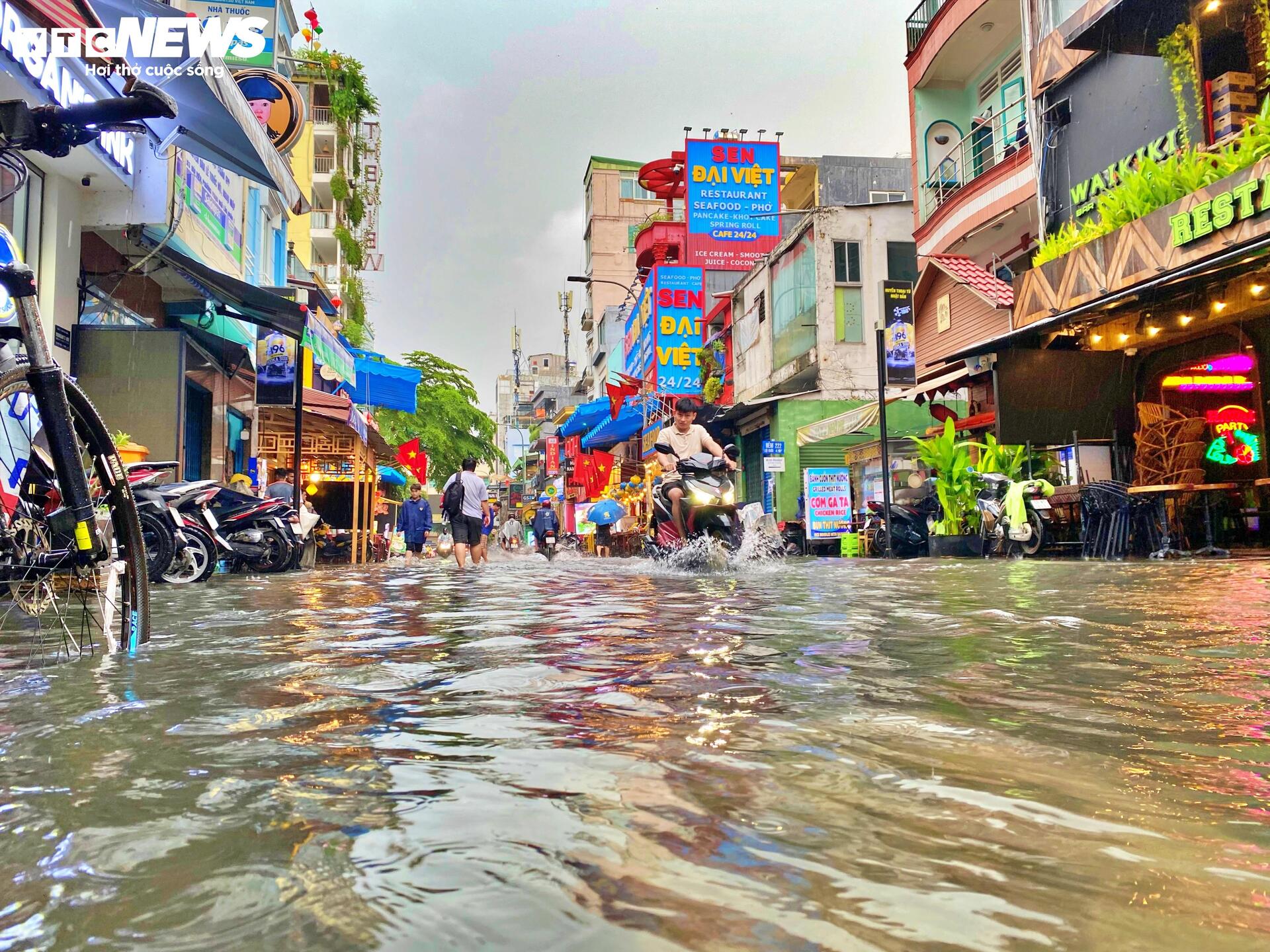 Mưa lớn nhiều giờ, phố Tây Bùi Viện biến thành sông-12