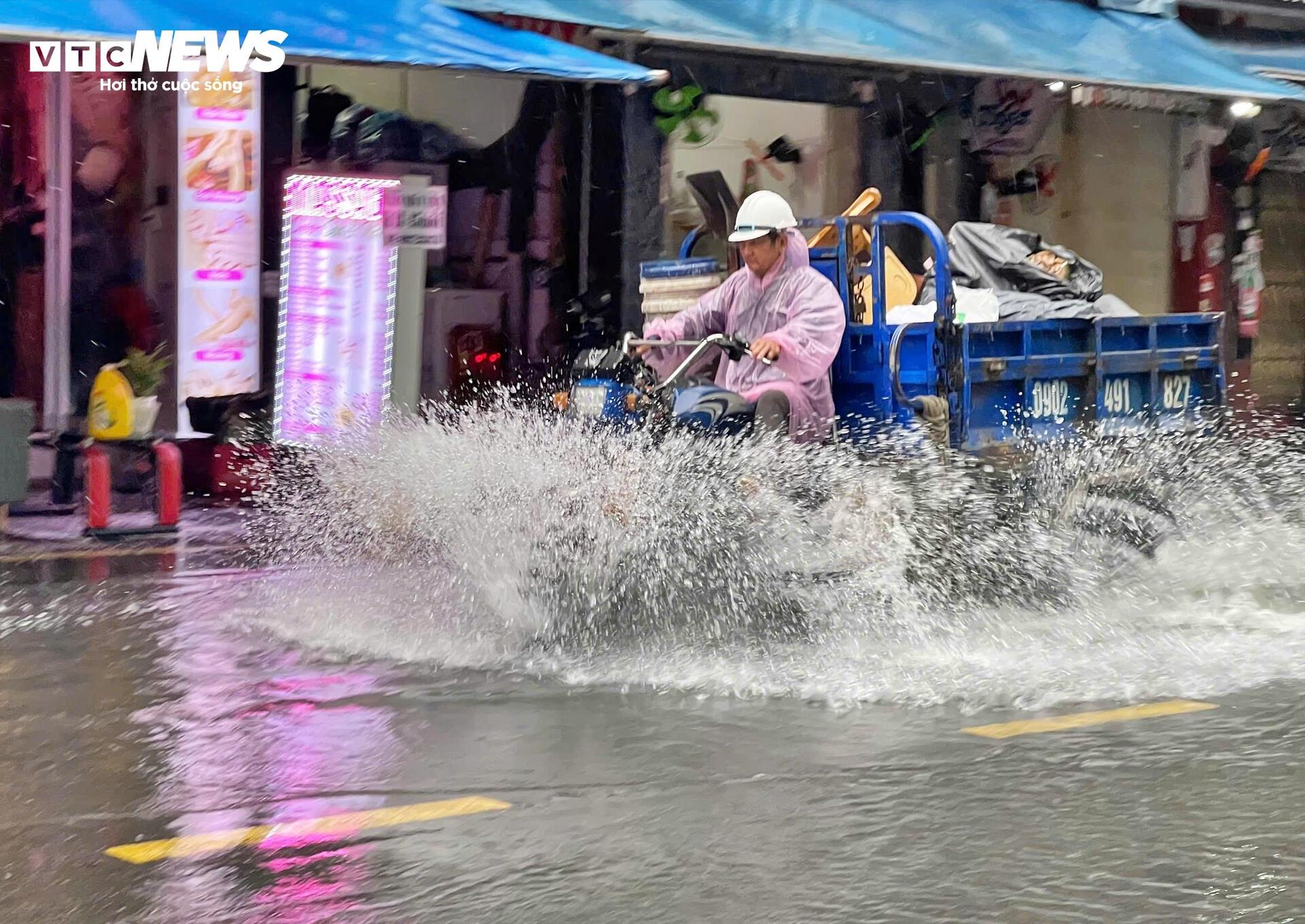 Mưa lớn nhiều giờ, phố Tây Bùi Viện biến thành sông-16