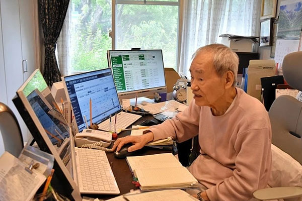 Cụ ông biểu diễn xiếc trên đoàn tàu đang chạy, cộng đồng mạng thót tim-4