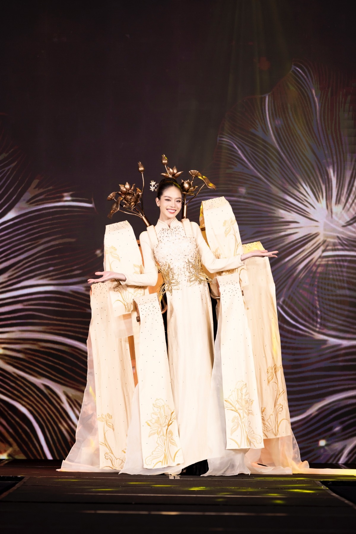 Hoa hậu Thanh Thủy mang trang phục dân tộc Lụa Nàng Sen” đến Miss International 2024-3