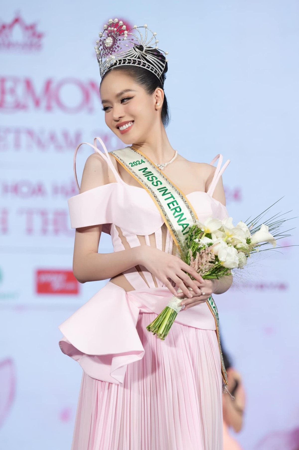 Hoa hậu Thanh Thủy mang trang phục dân tộc Lụa Nàng Sen” đến Miss International 2024-8