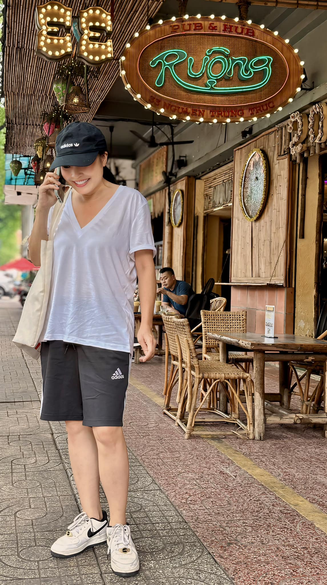 Quần short áo phông nhí nhảnh đời thực của chị đẹp Phương Thanh-5