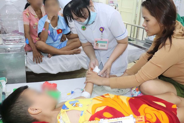 Bé trai đứt lìa 3 ngón tay vì tự dùng dao bổ mít-2