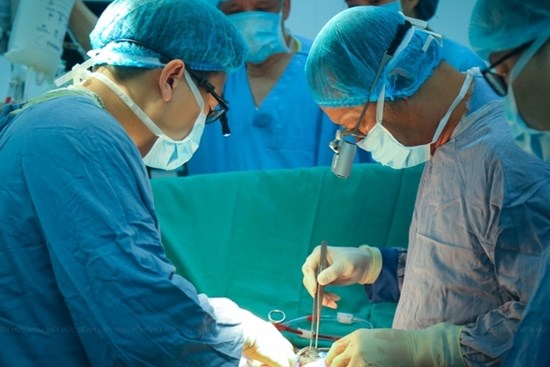 Người Việt đầu tiên được ghép đồng thời tim và gan từ người cho chết não
