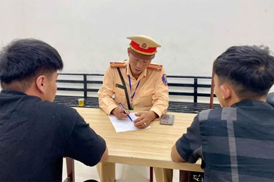 Lái ô tô bỏ chạy rồi nhảy xuống hồ trốn khi bị CSGT yêu cầu dừng xe