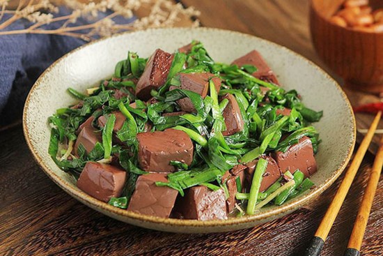 Huyết heo nấu canh hẹ có tác dụng gì?