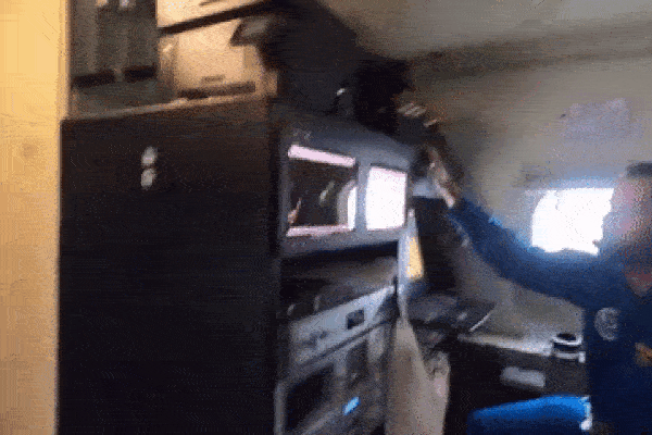 Hãng bay chiếu nhầm phim có cảnh nhạy cảm, hành khách vội vàng bịt mắt con-3