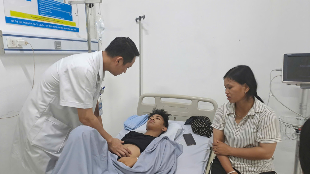 40 học sinh, sinh viên nhập viện sau bữa tối tại căng tin trường-1