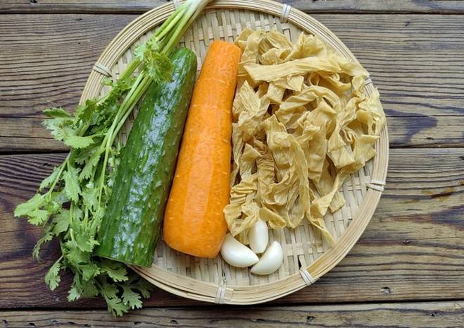 Cách làm váng đậu trộn rau củ đơn giản-1