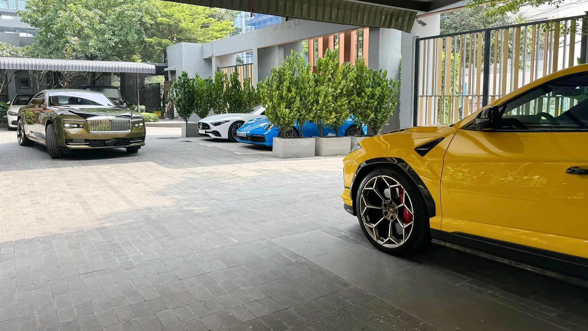 Lộ diện dàn siêu xe trị giá 60 tỷ của đại gia Sài Gòn, có xe giống của Minh Nhựa-1