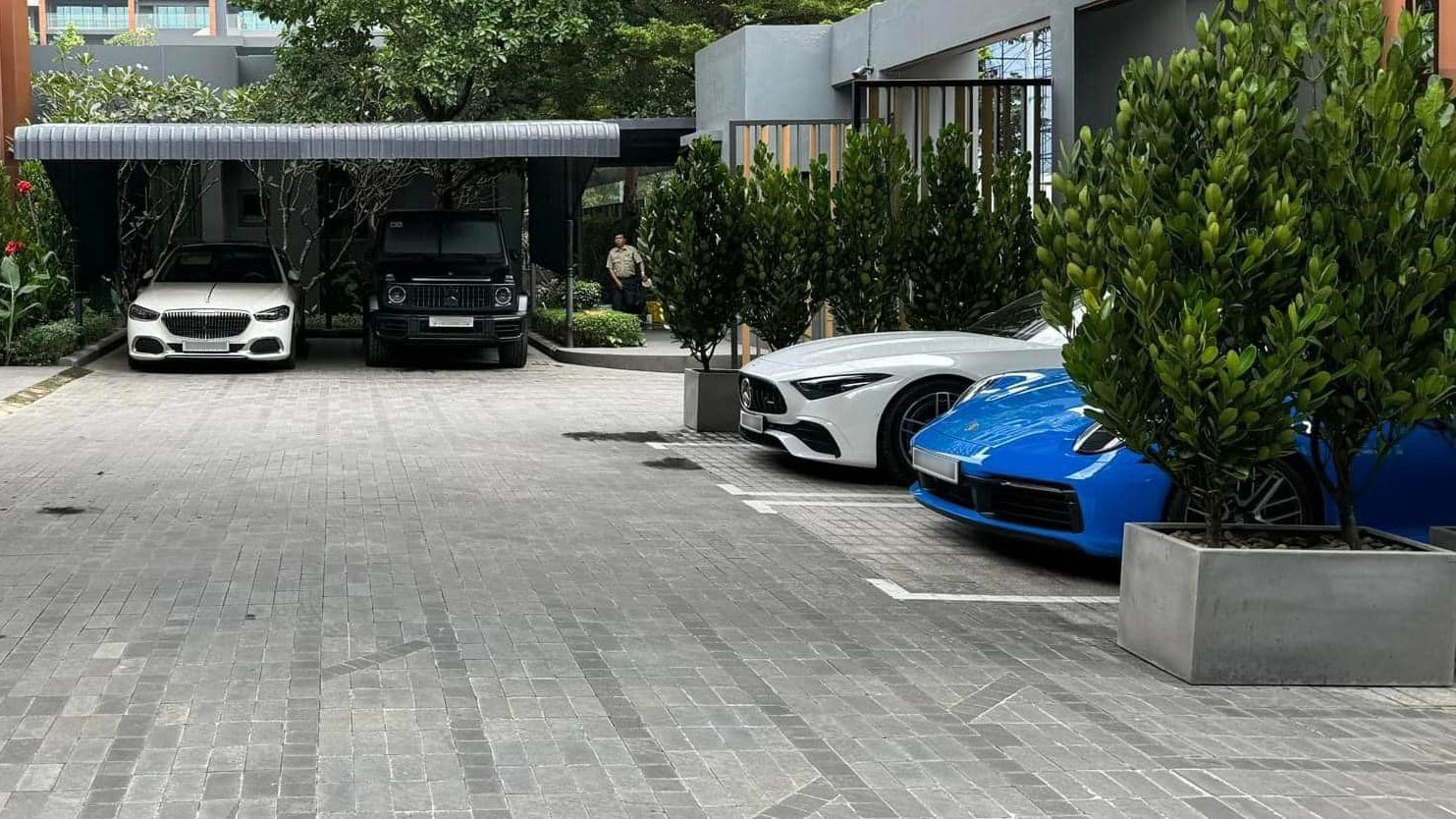 Lộ diện dàn siêu xe trị giá 60 tỷ của đại gia Sài Gòn, có xe giống của Minh Nhựa-2