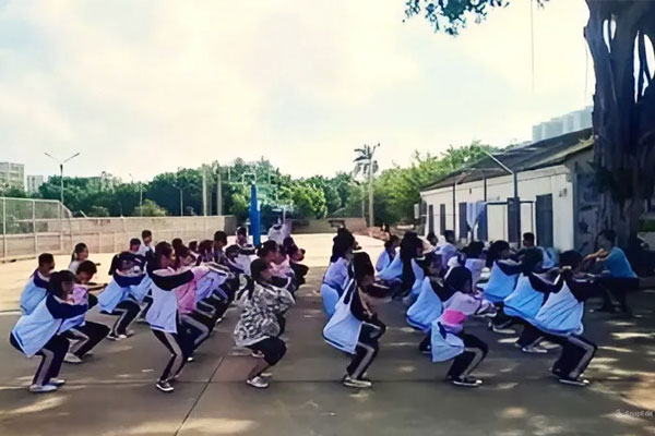 Quên đeo khăn quàng đỏ, học sinh phải nhập viện vì hình phạt của giáo viên-2