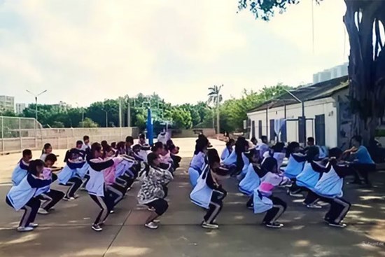 Giáo viên phạt học sinh lớp 5 squat 300 lần, 3 em nhập viện cấp cứu
