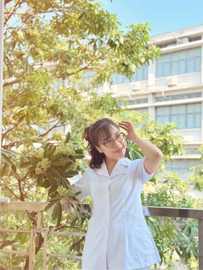 Thử cắm hoa sữa ở văn phòng, cô gái Hà Nội khiến đồng nghiệp sang chấn tâm lý-1