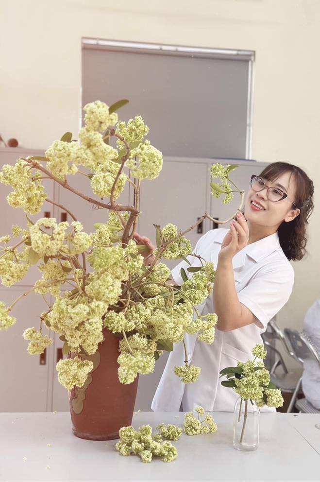 Thử cắm hoa sữa ở văn phòng, cô gái Hà Nội khiến đồng nghiệp sang chấn tâm lý-5