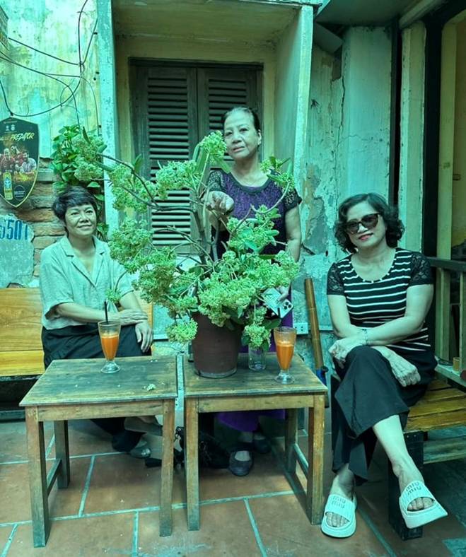 Thử cắm hoa sữa ở văn phòng, cô gái Hà Nội khiến đồng nghiệp sang chấn tâm lý-7