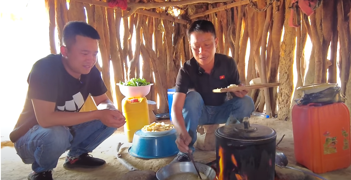 Lần đầu ăn món Việt, trưởng bản ở châu Phi liên tục khen ngon-1