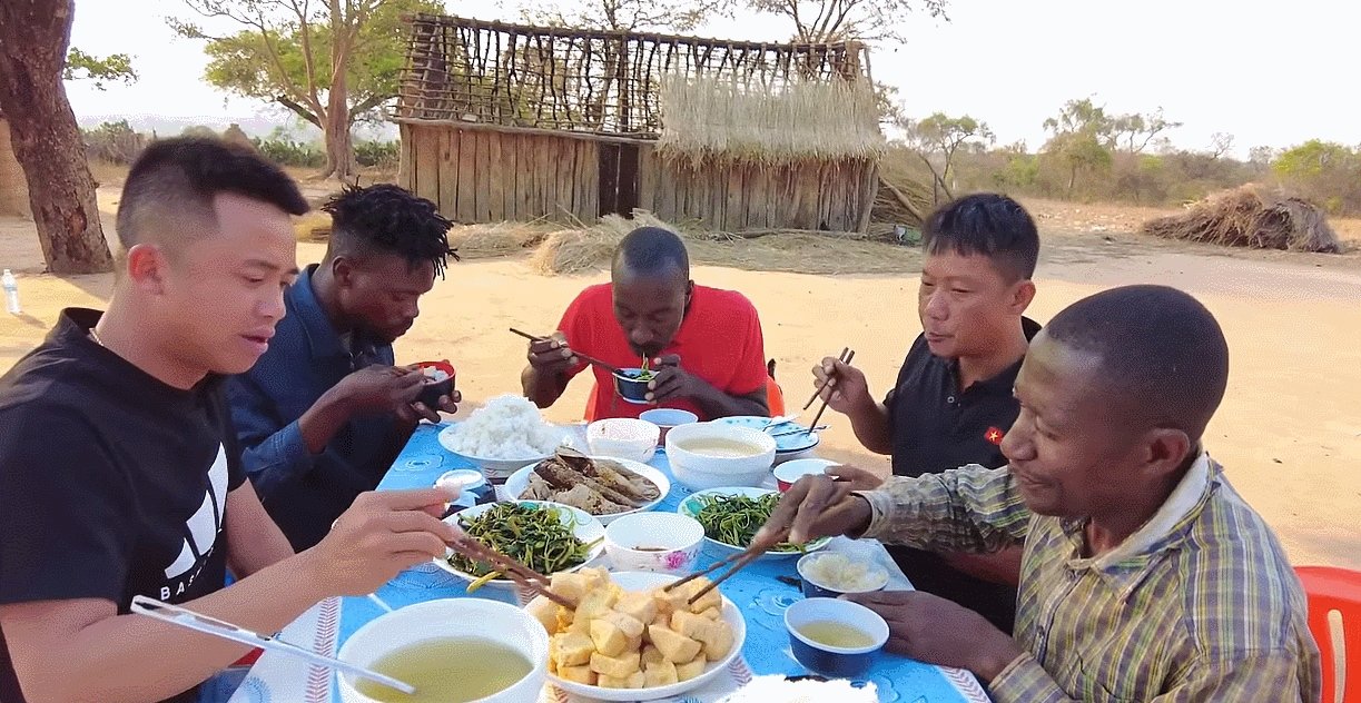 Lần đầu ăn món Việt, trưởng bản ở châu Phi liên tục khen ngon-4