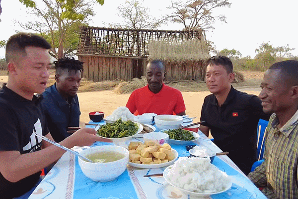 Lần đầu ăn món Việt, trưởng bản ở châu Phi liên tục khen ngon