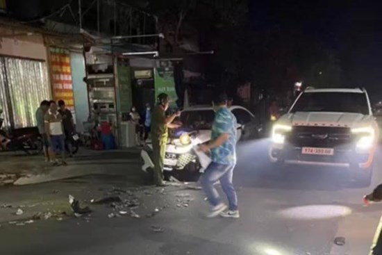 Khoảnh khắc xe máy phóng như 'bay', lấn làn rồi tông thẳng vào đầu ô tô ở Thái Bình